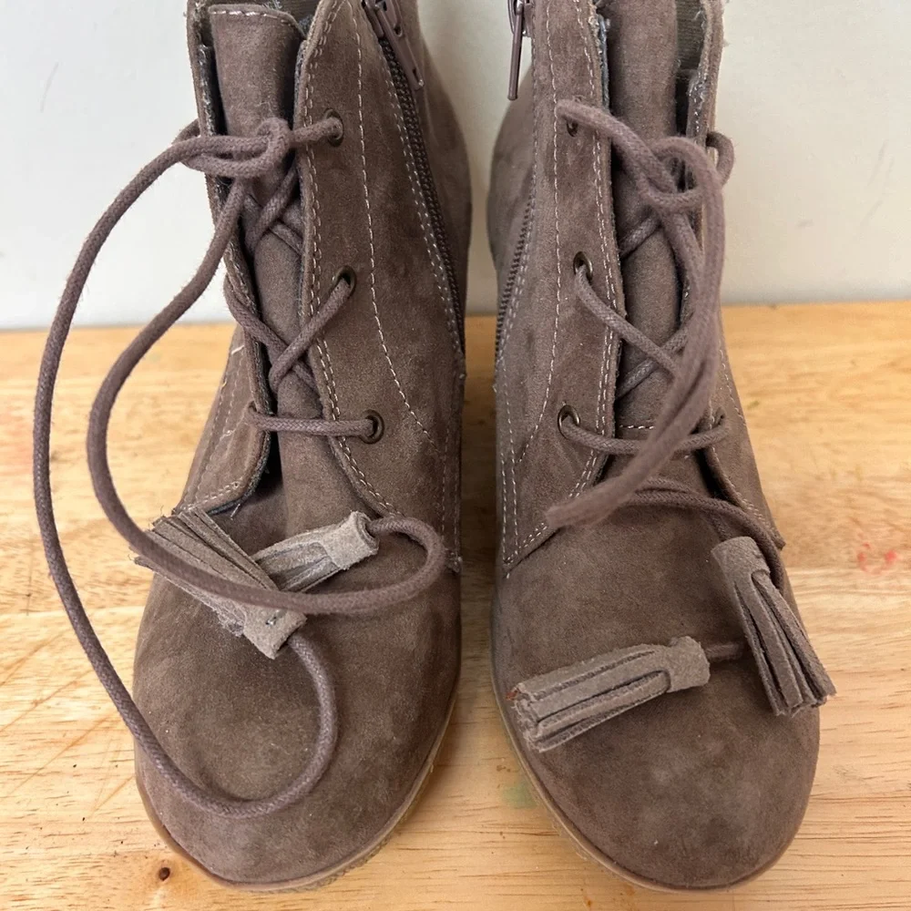Mia Baylie Brown Suede Wedge Booties‎ with Lace-Up Detail size 7M
